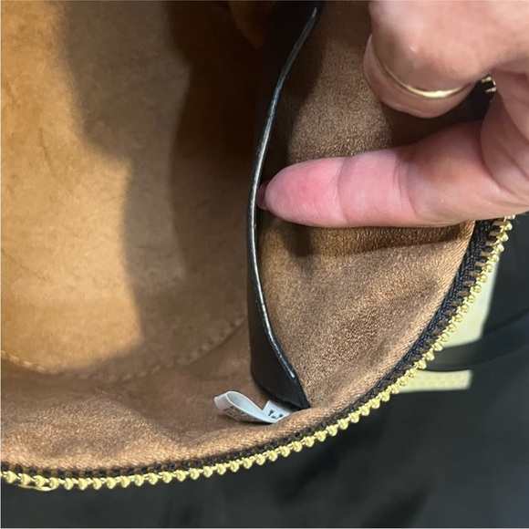 LV Cannes cylinder bag and adjustable strap included.5.9 x 6.7 x 5.9 in. (LxHxW) - Picture 8 of 11